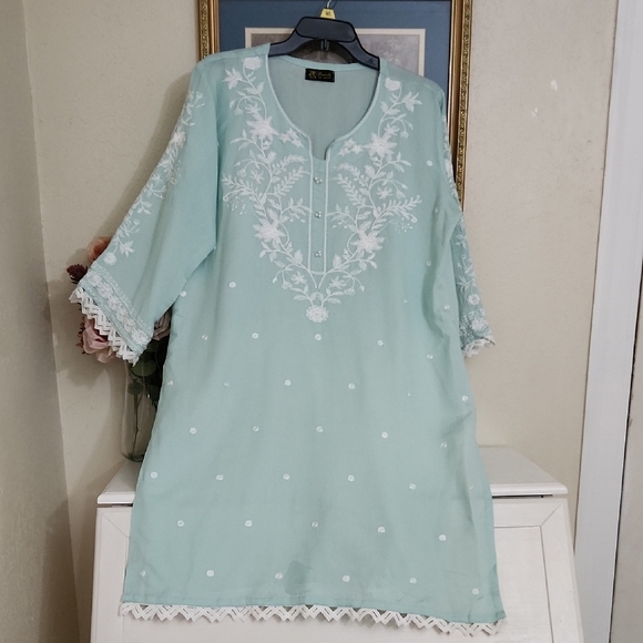 Panache Apparel Tag with Black and Gold Details - Picture 3 of 10